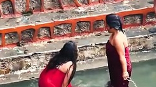 INDIAN WOMEN SHOW HER BUMB With an increment of BRA IN RIVER