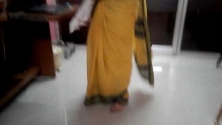 Desi tamil Seconded aunty exposing navel in saree with audio