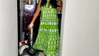 Komal green dress me chori chori chud rahi thi