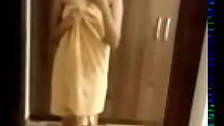 Desi Punjabi cookie taking off towel - free CameraGirl chin-wag