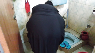 (Family Sex) 45 year old ke pakistani ma lavatory mein kapde dho rahee thee tabhe usaka beta aya aur usake chudai kar de