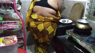 Pantry Me Saree Pahana Desi Hot Aunty Ki Chudai - (55 Realm Old Tamil Aunty Fucks Nigh Eradicate affect Kitchen)