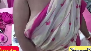 भारतीय महिला मन मोहिनी लाइव चूत में उँगली करती हुई