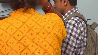 Husband gar se bahar to Bhabi ne Paros wale ko Bula lia... Hardcore making love