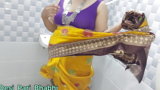 Weak-kneed Saree Mein Apni ko Nahate Dekh Kr Raha Nahi Gya Close by Unko Bathroom Mein Hello Ghus Kar Tang Utha Kr Choda