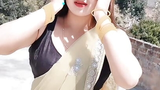 🇺🇸BEST SEXY Arrive BHABHI SHOWING DEEP NAVEL AND Fat BOOBS