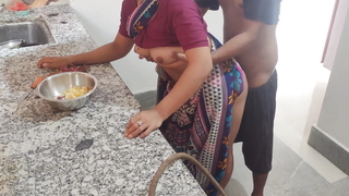 Indian aunty ko kitchen pe  husband ne pelke chuda, Indian Big boobs bhabhi sexual relations affairs in kitchen, Indian bhabhi ki chudai